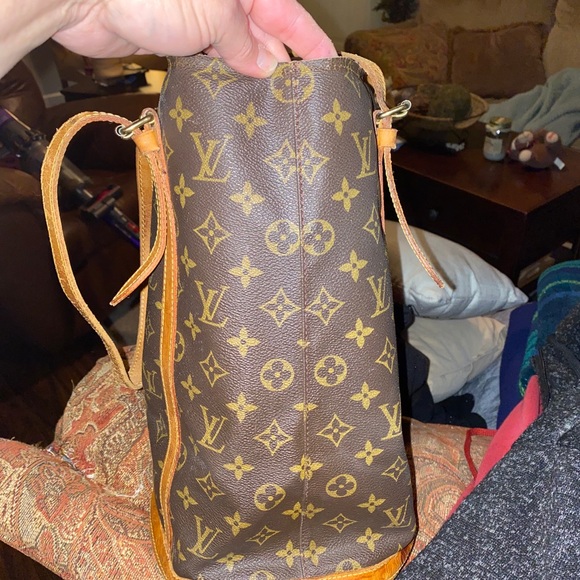 SOLD Louis Vuitton Bucket GM- Monogram - Picture 6 of 16